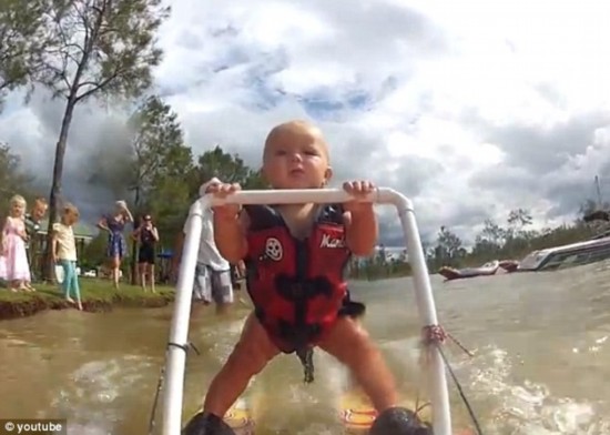 澳大利亚7月大婴儿学滑水视频蹿红网络【6】