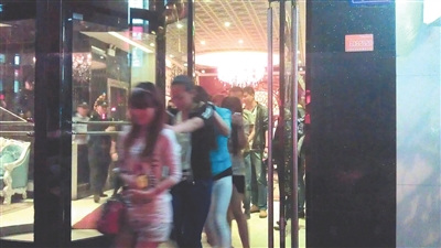 会所女子一丝不挂跳艳舞 警察突然到来匆忙遮