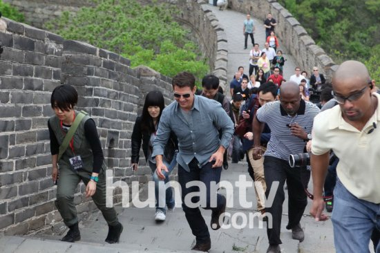 遗落战境 阿汤哥首演动作片 爬长城与小贩聊天