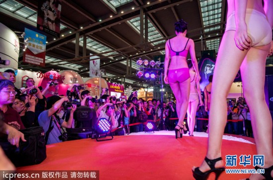 火辣广无内衣广场舞