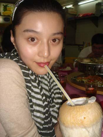 吴莫愁素颜照很清新+当红明星出道前素照