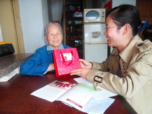 点击图片查看详情 有关空巢老人口号_关爱空巢老人图片(2)