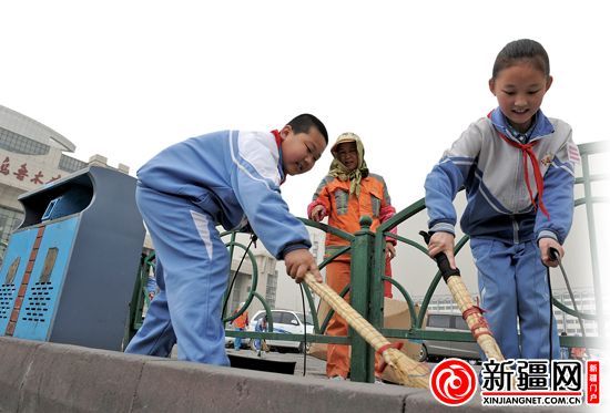 母亲节乌市小学生和环卫工妈妈一起上岗