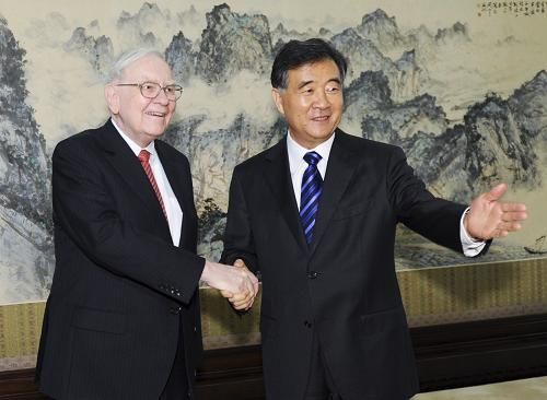 5月13日,中国国务院副总理汪洋在北京会见美国伯克希尔哈撒韦投资集团董事会主席兼首席执行官沃伦·巴菲特一行。新华社记者谢环驰摄
