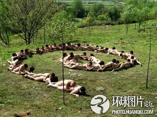 <em>女孩</em>街头<em>裸体</em>读书不脸红 盘点令人咋舌的行为