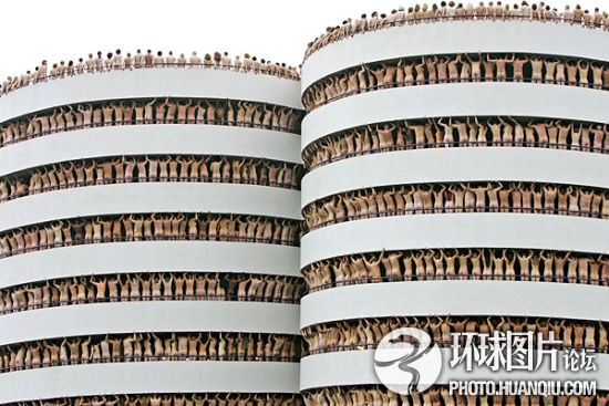 <em>女孩</em>街头<em>裸体</em>读书不脸红 盘点令人咋舌的行为