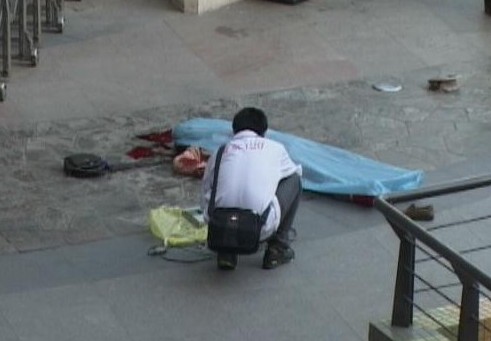 南京一女子跳楼当场身亡 百人围观【组图】