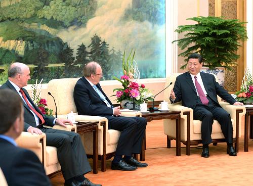 5月17日,国家主席习近平在北京人民大会堂会见爱尔兰众议长巴雷特(右二)、参议长伯克。新华社记者 马占成 摄