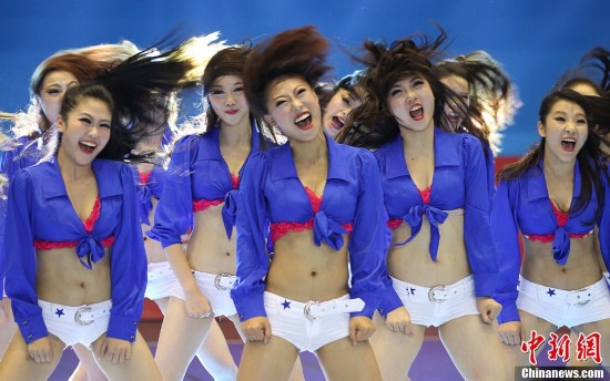 大学生足球啦啦队选拔赛 <em>美女热舞</em>掀高潮--海南