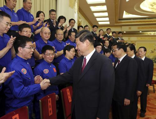 5月17日,党和国家领导人习近平、李克强、刘云山、张高丽等在北京人民大会堂会见载人深潜先进单位和先进工作者代表。新华社记者兰红光摄