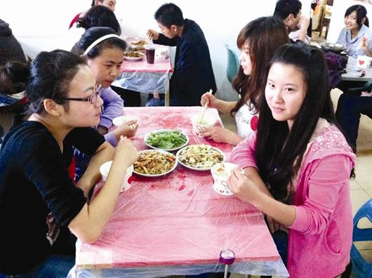 图为:马文慧,熊宇芹,汪苏苏,杜王慧四人吃饭经常只点三个菜