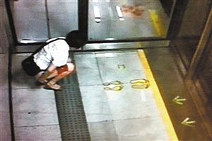 深圳地铁站再现大便<em>姐</em>站台前脱裤大便(图)--人