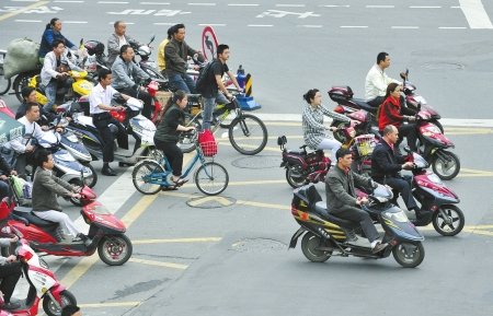 电动自行车交通事故频发 治理需落实超标车退