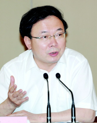 图为江苏省委常委,政法委书记,省综治委主任李小敏接受《法制日报》