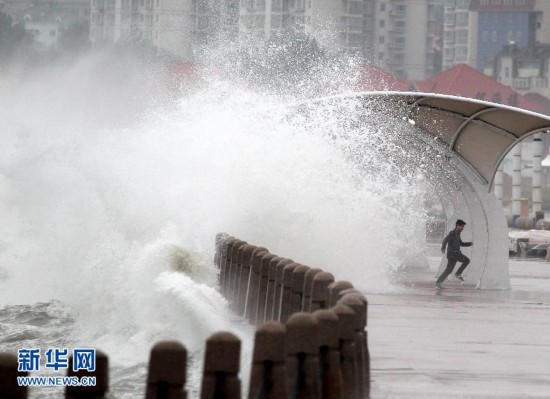 山东遭遇雷雨大风天气 滨海广场掀起大浪