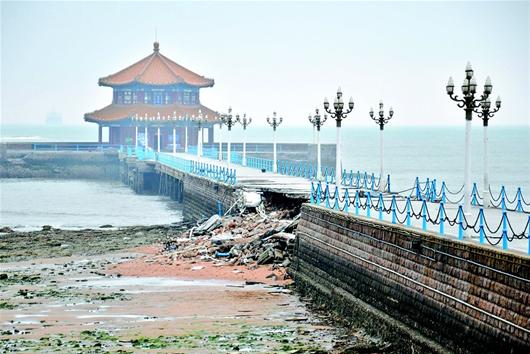 青岛栈桥坍塌:狂风暴雨致局部坍塌 无人员伤亡