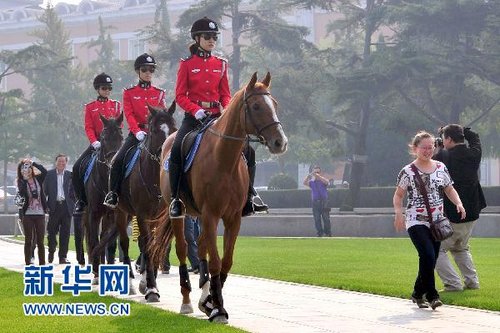 组图:大连女骑警国亲日新装亮相