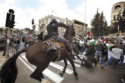 2012年，以色列骑警驱逐举行抗议活动的人。