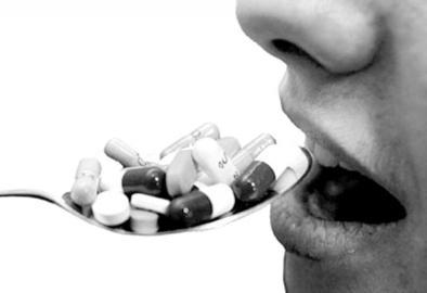 男子牙疼吃消炎药 喝酒后引发中毒反应