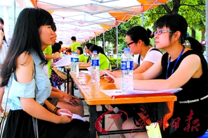 河源夜场招聘 “最难就业季”点燃学生兼职热情