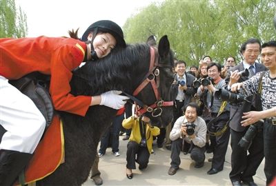 2005年4月20日，江苏盱眙县的女子骑警队，该队由江苏淮安盱眙县城管行政综合执法大队及当地武警联合组成。