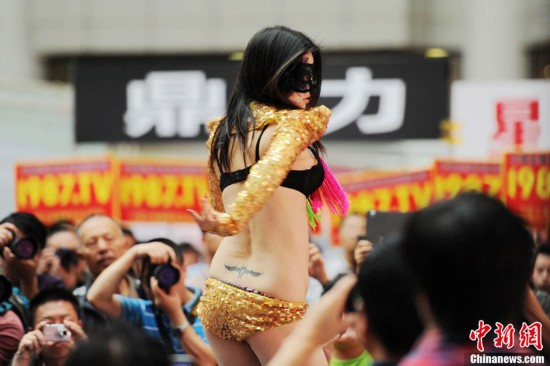 西安性博会:情趣内衣走秀疑走光 春宫图剪纸夺