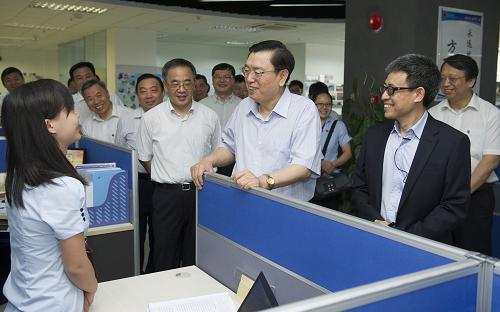 这是5月31日,张德江在广州禾信分析仪器有限公司考察,勉励企业青年员工学有所用,业有所成。 新华社记者黄敬文摄
