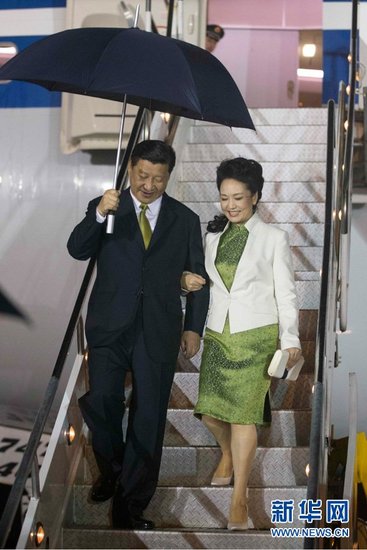 专家称彭丽媛出访着中式旗袍展现民族自信