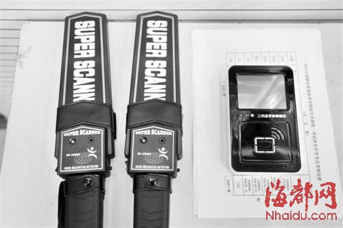 福建今年高考安检史上最严 测口袋测耳朵(组