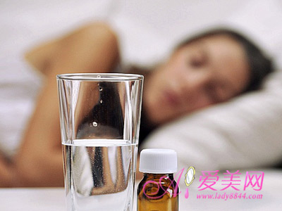 掏耳朵挖鼻孔 日常13个坏习惯 你”中枪”了吗
