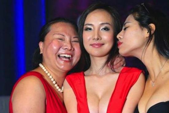 干露露与新加坡阔少<em>接吻</em> 5秒进账39000元【4