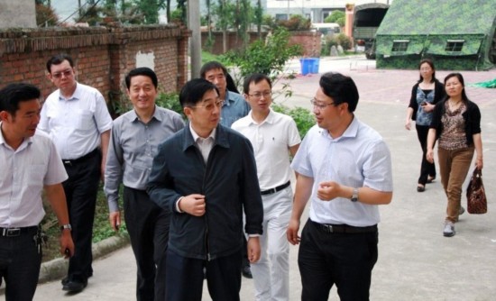 芦山县县长王华介绍情况