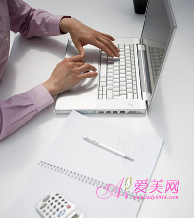 掏耳朵挖鼻孔 日常13个坏习惯 你”中枪”了吗