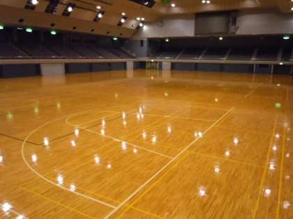 日本男女老師體育館內偷情被一群學生目擊(圖)