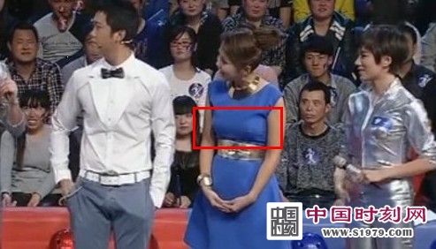 <em>央视女主播</em>朱迅登台激凸明显 疑没穿内衣(组图