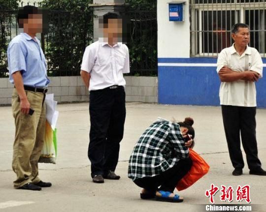 江蘇沛縣一考生“臨陣脫逃”家長(zhǎng)抱頭痛哭