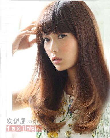 发尾的内扣卷曲显得柔美感十足,很适合清纯系女生的一款发型