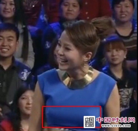 <em>央视女主播</em>朱迅登台激凸明显+疑没穿<em>内衣</em>(组图
