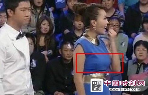 央视女主播朱迅登台激凸明显