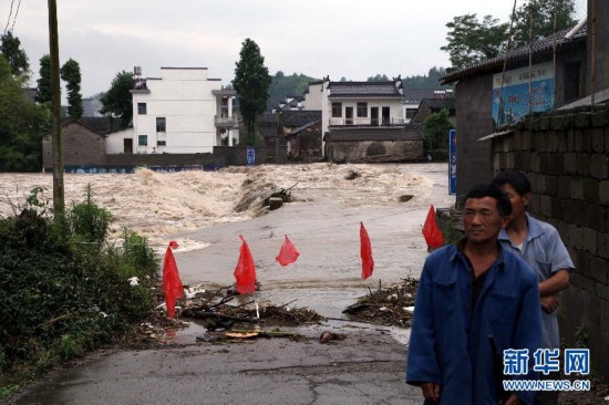 安徽黄山暴雨受灾严重 道路被淹民房倒塌（组图）