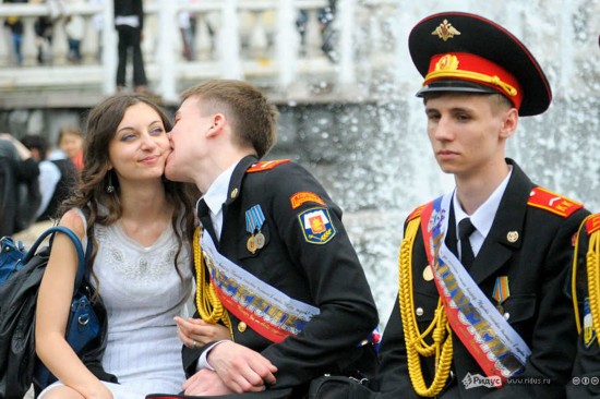 实拍俄罗斯军校美女生毕业狂欢[组图]