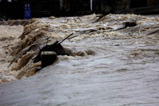 安徽黄山暴雨受灾严重 道路被淹民房倒塌（组图）