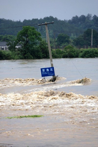 安徽黄山暴雨受灾严重 道路被淹民房倒塌（组图）