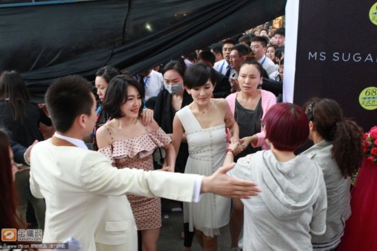 小S谢娜现身保镖护驾 丈夫助阵不忘搂美女合影