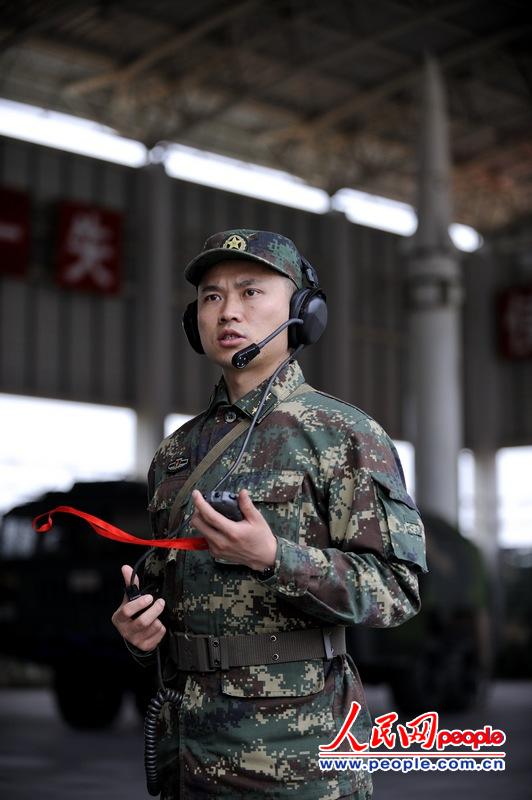 樂焰輝在訓練場上認真指揮