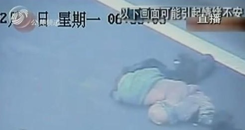 據成渝高速交警支隊一大隊二中隊吳警官介紹,他們是上午8點48分接到的報警電話,隨后趕到出事現場,120急救醫生經搶救后確認該乘客當場死亡。隨后,交警從跳車乘客身上隨身物品找到電話及身份証等,身份証上信息顯示姓陳,家住資陽市雁江區,並用陳某的電話跟他的家人取得了聯系。