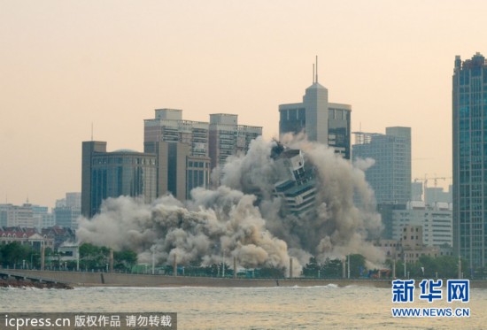 青岛海天大酒店爆破拆除 200米内设为警戒区