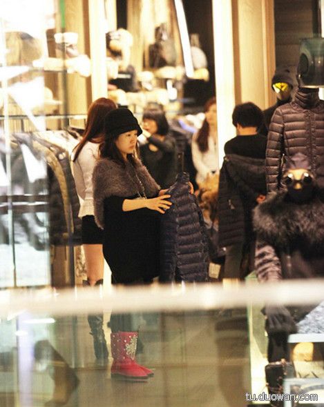 姚晨怀孕9个月大肚照曝光 女星罕见孕照妖娆P