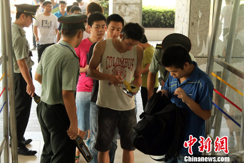 全国大学英语四六级考试开考 考场安检严格--教