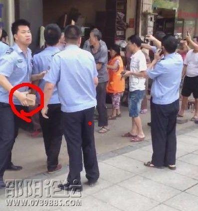 网曝湖南邵阳城管持斧头打砸商铺(组图)